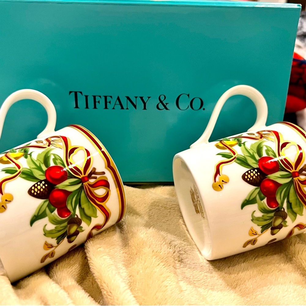 Tiffany&Co Unused Garland Mugs Holly Gold Trim Holidays Christmas-Set of 2